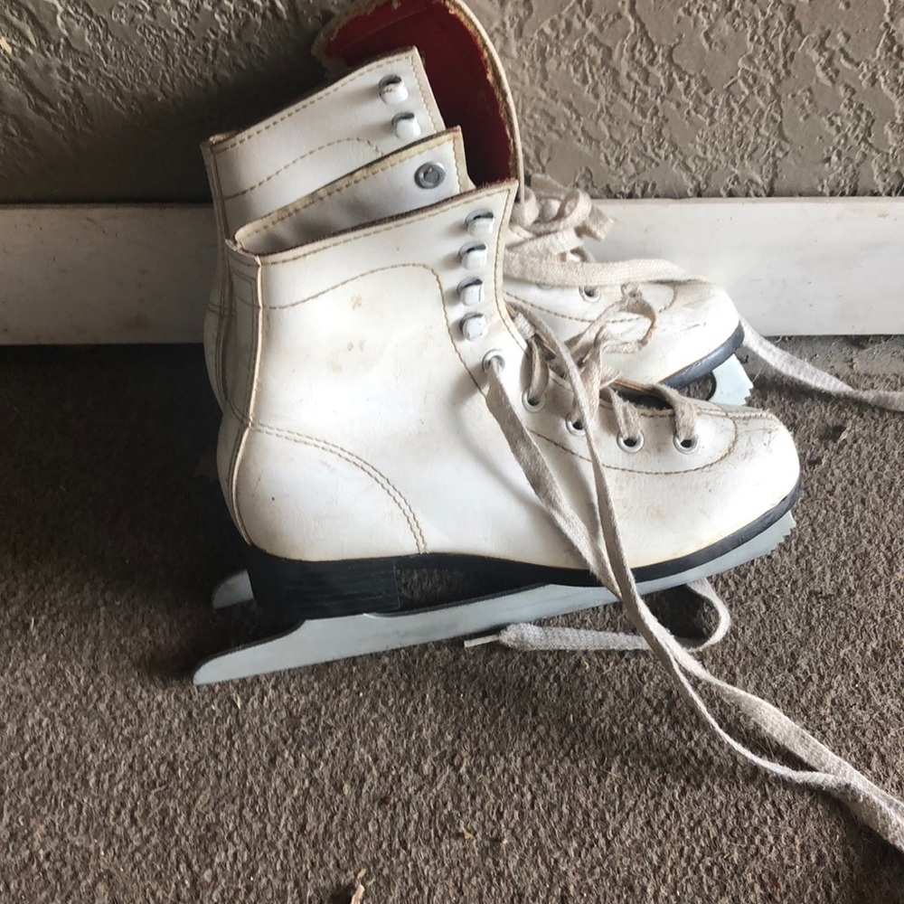Youth figure skates